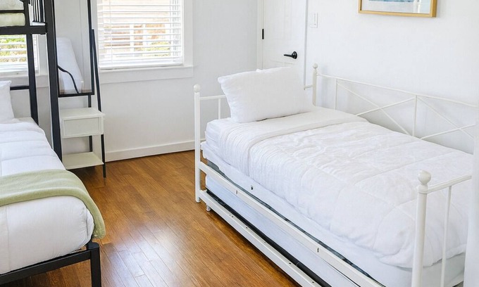 Hyde Park Casa | Welcome! This stylish and spacious three-story gateway