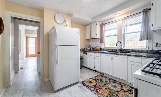Akron Casa | Welcome to Akron: 5 Bedroom, 2 Bath