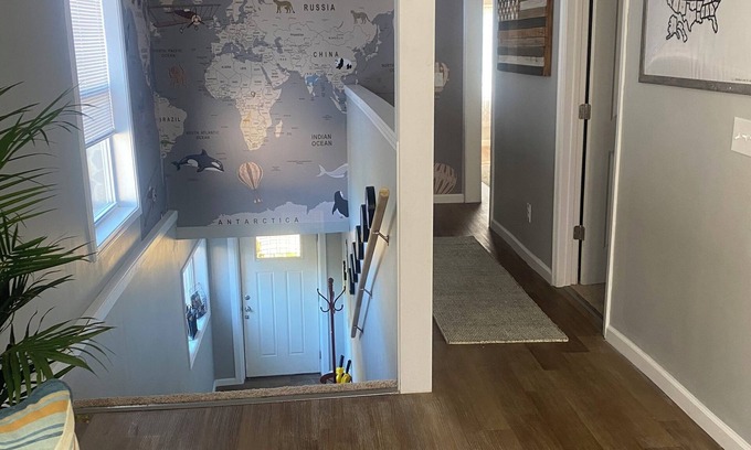 Lockbridge Apartamento | Welcome to Around The World! Charming 2-Bedroom in Meadow Bridge!