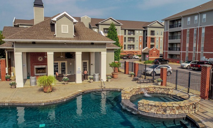 Tuscaloosa Condominio | Welcome to Bear's Den! Walk to the Coliseum, Stadium, and The Strip!
