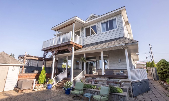 Sheffield Lake Casa | Welcome to Blue Heaven, your exquisite lakeside retreat nestled along Lake Erie!