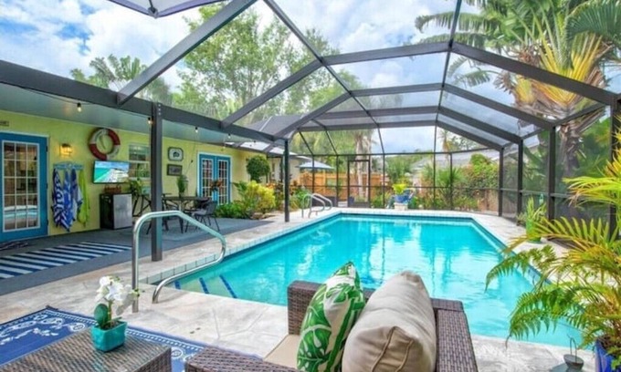 Bee Ridge Casa | Welcome to "Casa Amarilla"