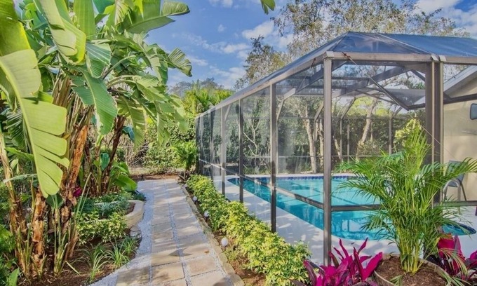Florida Ridge Casa | Welcome to Casa Del Jardin. You very own private sanctuary with heated pool.