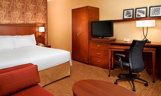 Auburn Hills Casa | Welcome to Detroit Auburn Hills! Parks nearby and relax at our Indoor Pool!