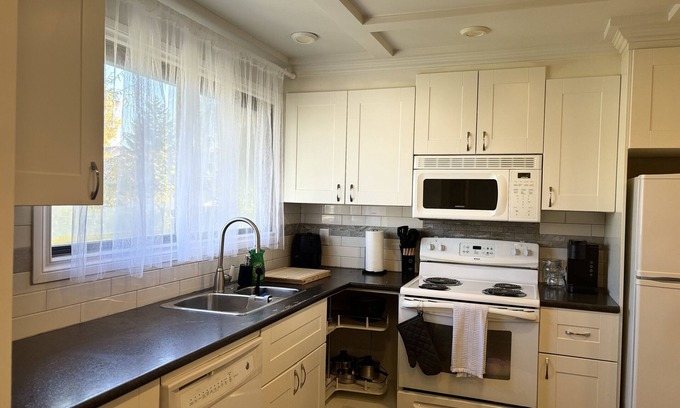 Calgary Casa | Welcome to Falcon Escape