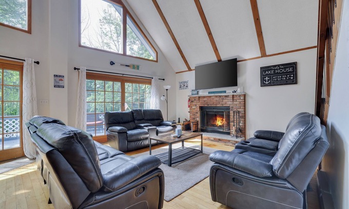 Hamlin Chalet De Esquí | Welcome to Family ties, steps from the main beach and pool in the Hideout!