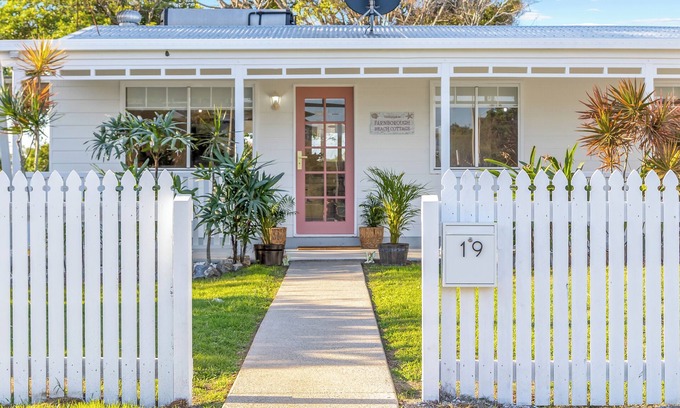 Barlows Hill Casa | Welcome to Farnborough Beach Cottage!
