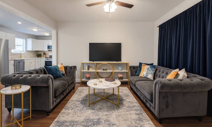West Arlington Apartamento | Welcome to Hackberry Haven, a comfortable retreat in the heart of Arlington, TX! This private master suite is perfect for travelers, students, or medical professionals looking for a quiet, convenient stay.