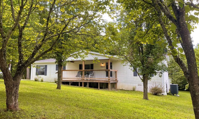 Clarkson Casa | Welcome to Lake'n It Easy on Nolin! Close to Mammoth Cave, in Clarkson, KY.