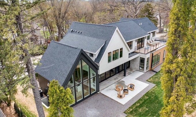 Excelsior Cabina | Welcome to LakeHus - Luxury Urban Lake Home on coveted Lake Minnewashta
