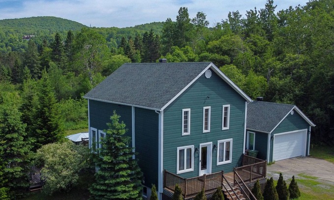 Saint-Faustin-Lac-Carre Chalet De Esquí | Welcome to Le Vert, our chalet on the edge of the Royal Laurentien Golf Course.