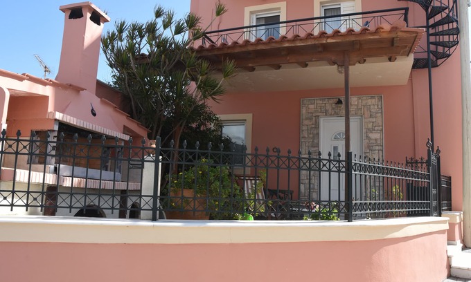 Lefkogeia Casa | ¡Bienvenido a la casa de Mathiou! Una residencia de dos pisos de 115 metros cuadrados con patio privado.