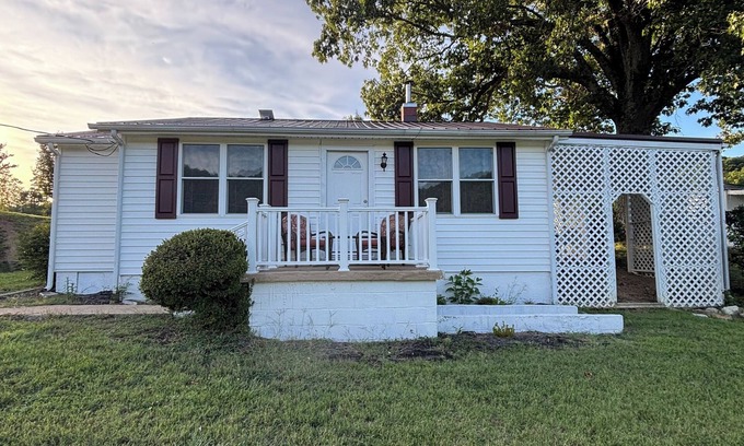 Lynn Garden Casa | Welcome to Mini Meadows, a cozy two bedroom home in the country