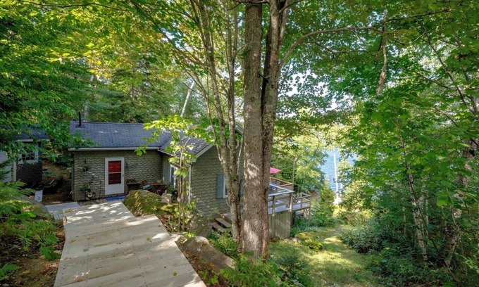 Otis Cabaña | WELCOME TO "ON THE ROCKS" COTTAGE Lakeside cottage near Acadia National Park!