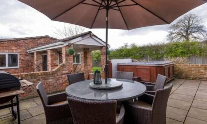 Huntington Otro | Welcome to our exquisite 5-bedroom farmhouse.
