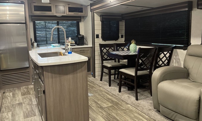 Lauderhill Apartamento | Welcome to our beautiful and cozy RV home.