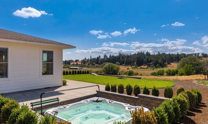 Newberg Casa | Welcome to Oz: A Vibrant Extended Stay Vineyardside Estate!