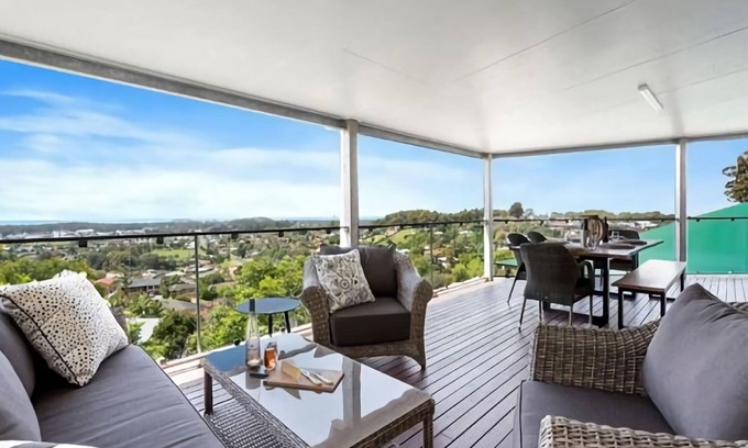 Coffs Harbour Casa | Welcome to Pacific Vista, a beautiful two-story home located in an idyllic nature setting.