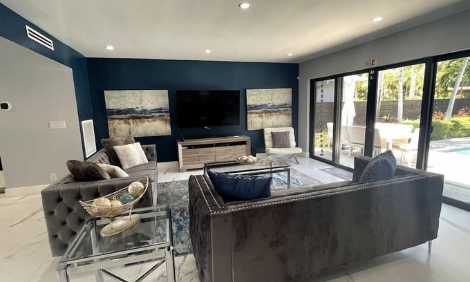 South Lake Casa | Welcome to Paradise! 1 mile to beach heated pool!
