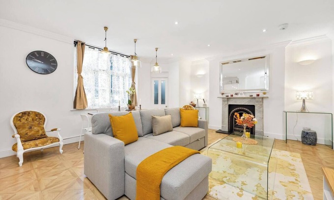 West Kensington Apartamento | Welcome to Plotseeker’s 3 Bedroom 2 Bathroom Victorian Flat in Kensington.