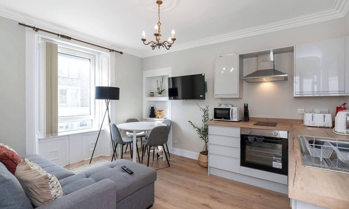 Hawick Apartamento | Welcome to Princess Retreat – your perfect home away from home! This stylish 2-bedroom property comfortably sleeps up to 5 guests and features a double bed, 2 single beds, and a sofa bed, along with 1 bathroom.