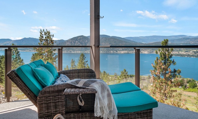 Okanagan-Similkameen Casa | Welcome to Serenity Vista a postcard view from every window