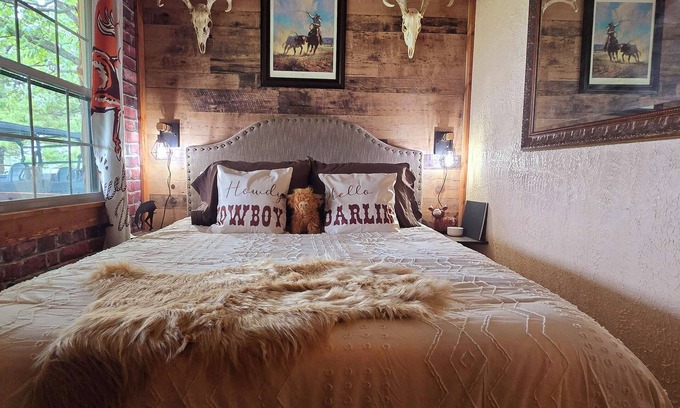 Gainesville Casa | Welcome to the Bunkhouse! Western inspired container home close to Bull Shoals