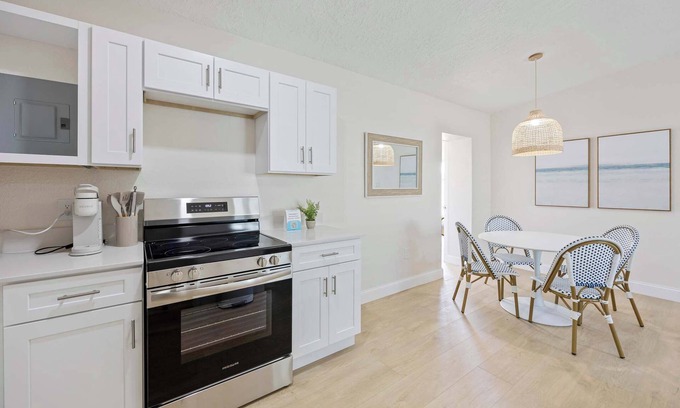 Cocoa Beach Apartamento | Welcome to The Drift – Your Laid-Back Beach Escape in Cocoa Beach!
