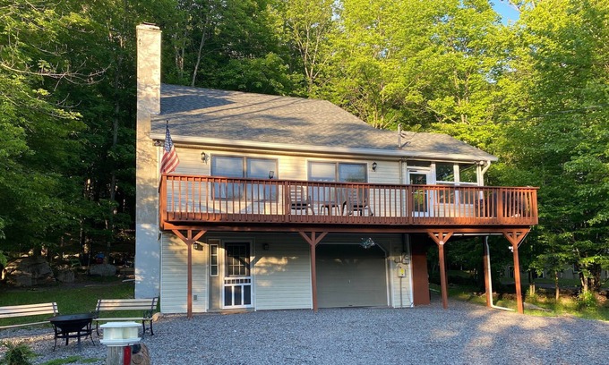 Lake Ariel Casa | Welcome to the Eagles House Brand New Hot Tub Fire pit, fireplace, game room,