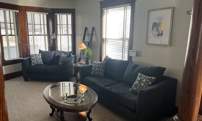 Syracuse Apartamento | Welcome to the Eastwood Escape. Make yourself at home!