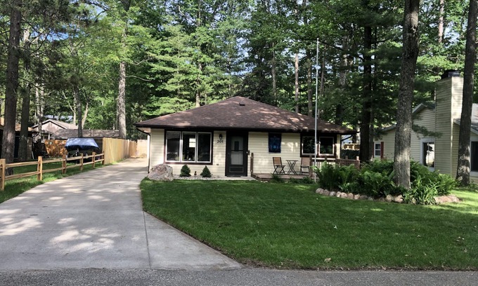 Higgins Lake Casa | ¡Bienvenido a The Firefly Cottage en Higgins Lake!