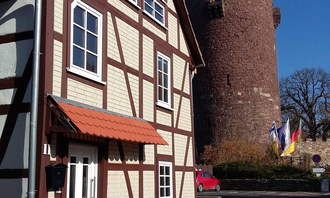 Stammen Casa | Romántica casa de entramado de madera directamente en el Rapunzelburg.