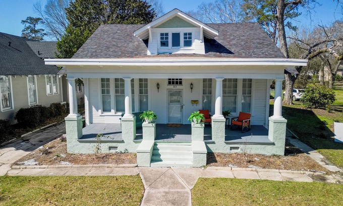 Hattiesburg Apartamento | Welcome to The Jungle! Spacious 1 bed, 1 bath Downtown Hattiesburg home!