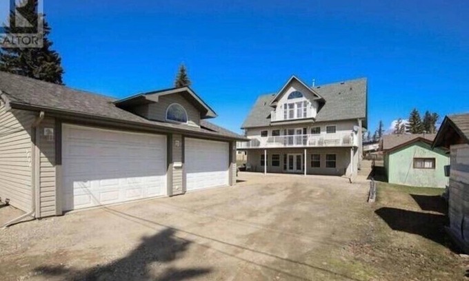 Sylvan Lake Casa | Sleep 10 ( adults ) plus kids accomdate 10-16 guest including kids