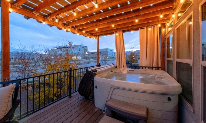 Lehi Casa | Welcome to The "Life Elevated" Home! Minutes to all ski resorts!
