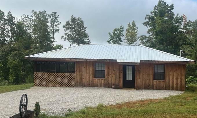 Ripley Cabina | Welcome to The Outskirts! Comfy Cabin Studio perfect for that weekend getaway.