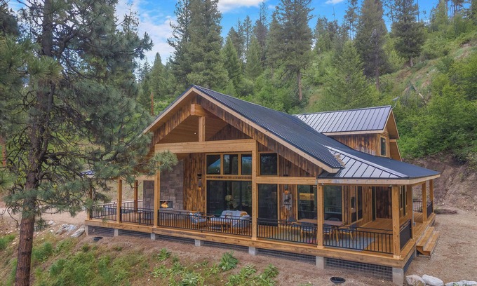 Garden Valley Cabina | Welcome to the Potato Shed-A charming mountain retreat.