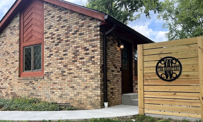 Summit Station Apartamento | Welcome to The Quarters!