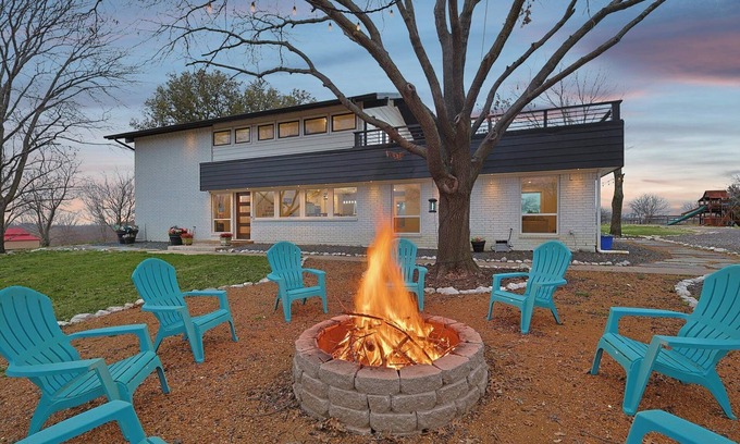 Era Otro | Welcome to The Roost. Country living at its finest at this charming farmhouse!