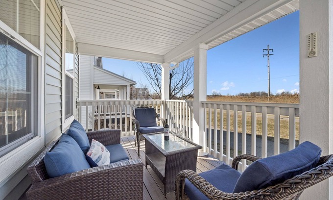 Benton Harbor Casa | Welcome to the Shore Thing! Located in beautiful Harbor Shores and by the beach