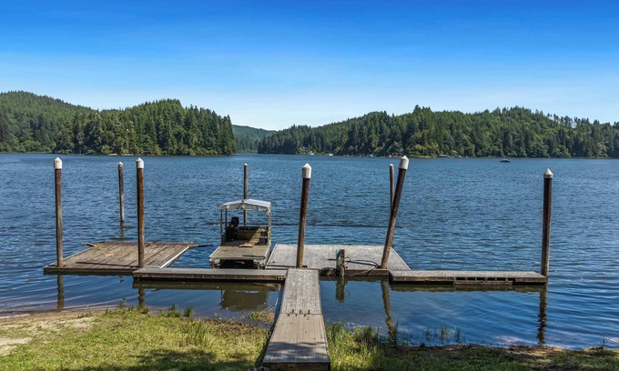 Lakeside Villa | #StayInMyDistrict Ten Mile Lake View Retreat!