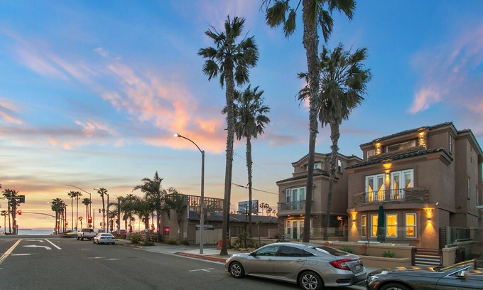 Huntington Beach Casa | Welcome to the Extraordinary 6th on the Beach Beach-House in Huntington Beach