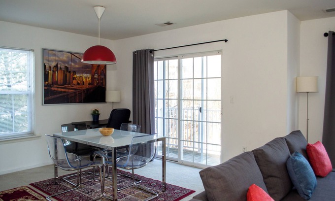 Iselin Apartamento | Welcome to this charming two-bedroom, 2.5-bathroom Townhouse