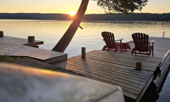 North Frontenac Cabaña | WELCOME TO WE BEE ON THE LAKE IDEAL FOR FAMILY GETAWAYS & PET FRIENDLY ❤️