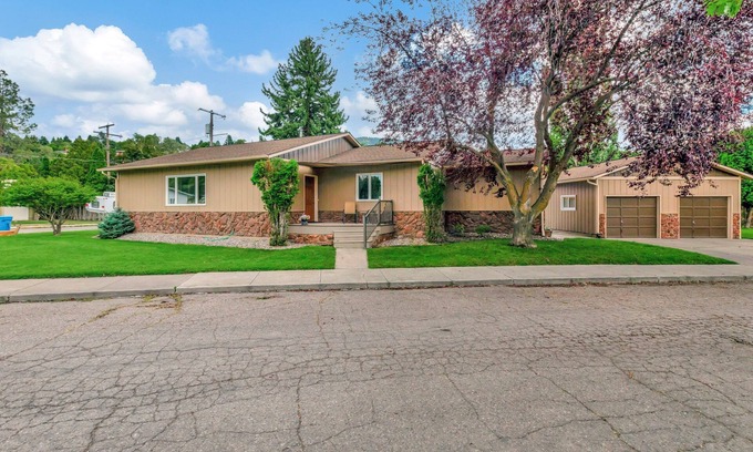 Farviews - Pattee Canyon Casa | Welcome to your Missoula getaway! A spacious stay near Downtown & the University