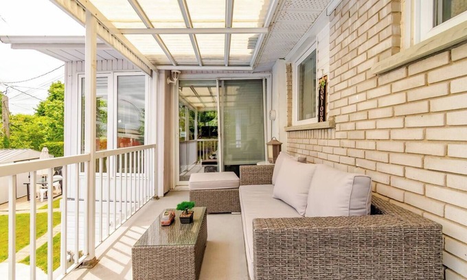 Sainte-Dorothee Apartamento | Welcome to your serene home with a pool & piano!