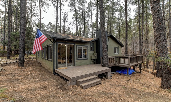 Groom Creek Cabina | Welcome to your serene forest getaway!