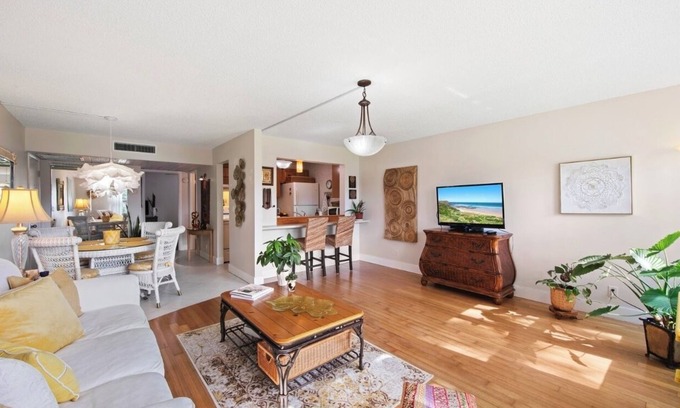 Central Naples Apartamento | Welcome to your tranquil retreat in Naples!
