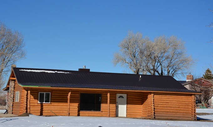 Dubois Cabina | Welcome Travelers! Renovated Log Cabin at Wind River Landing, Dubois, WY
