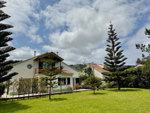 Sete Cidades Casa | WelcomeBuddy - Sete Cidades - Garden & Lake